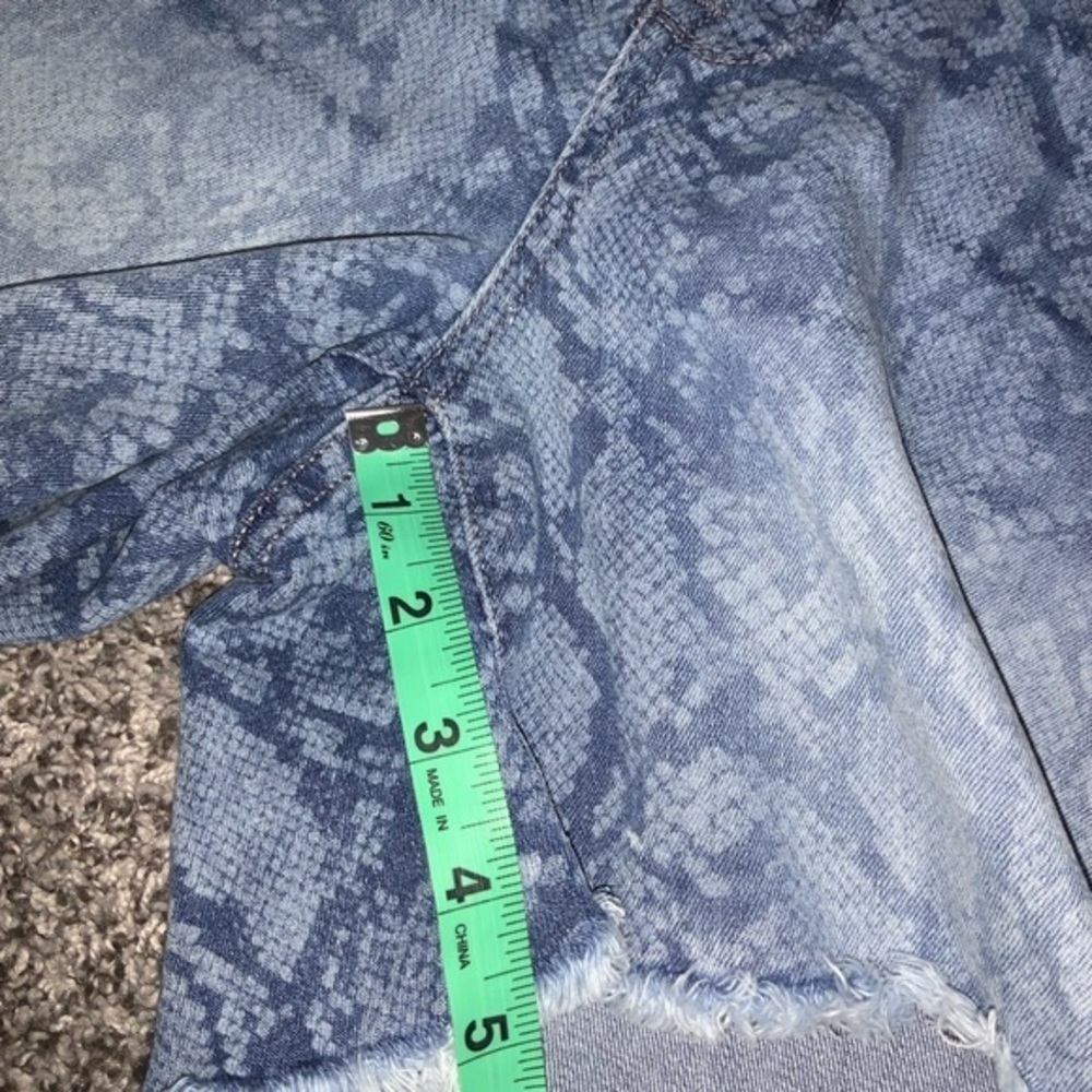 Seven7 Women’s Weekend Python Print Denim Shorts … - image 7